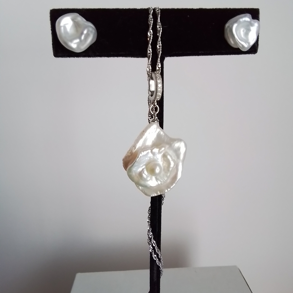 Elegant Freshwater Pearl Jewelry Set